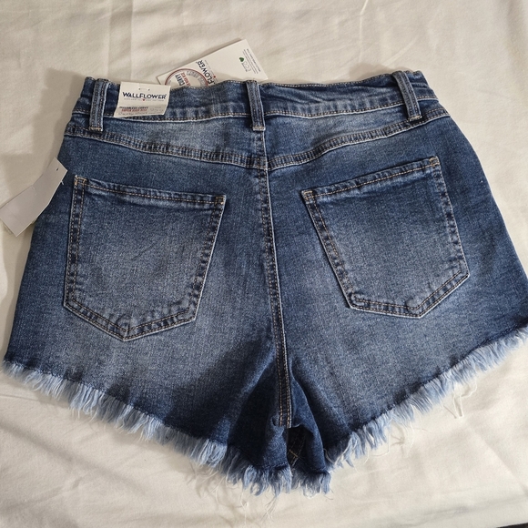Wallflower Super High Rise Fearless Curvy Cutoff Jean Shorts Sz 9 Nwt - Picture 2 of 4